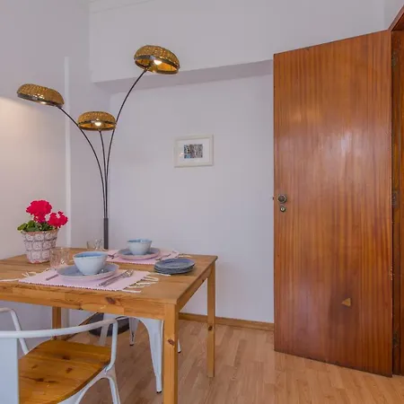 Daire Light Filled Apartment, By Timecooler *