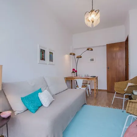 Daire Light Filled Apartment, By Timecooler *