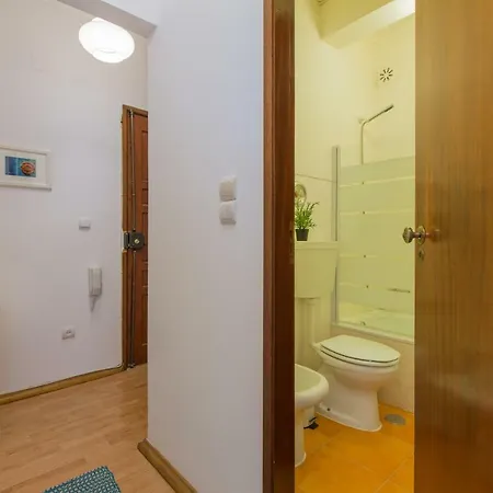 Daire Light Filled Apartment, By Timecooler *